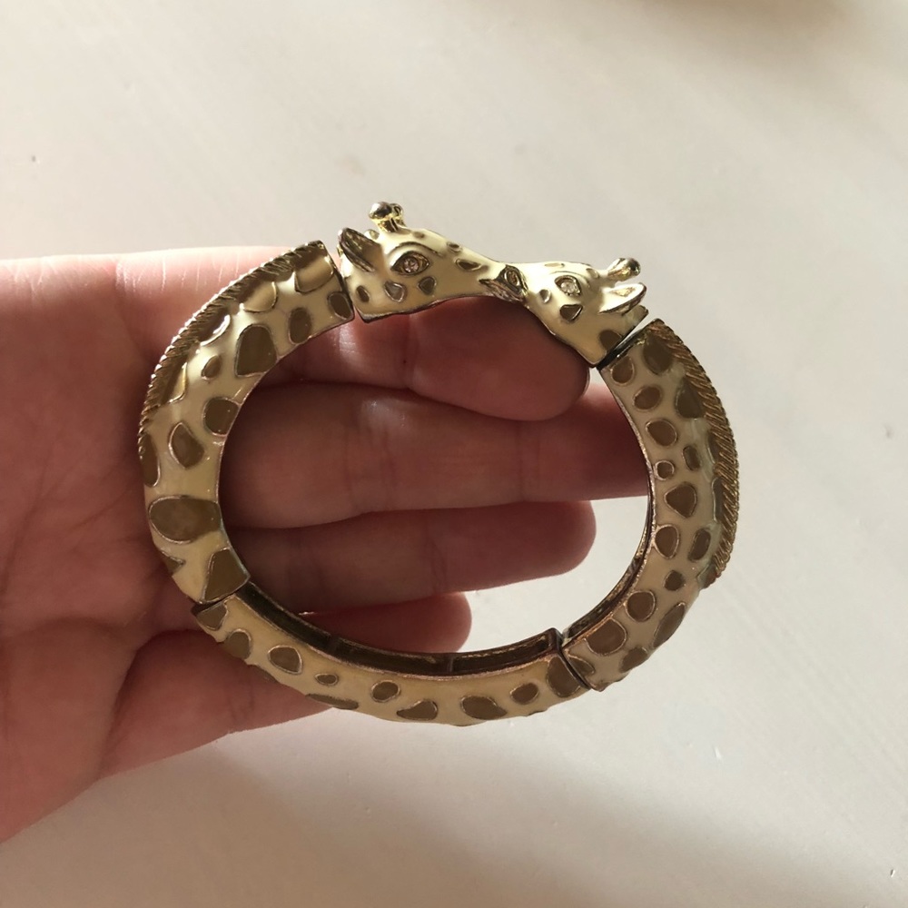 Giraffe kissing bracelet